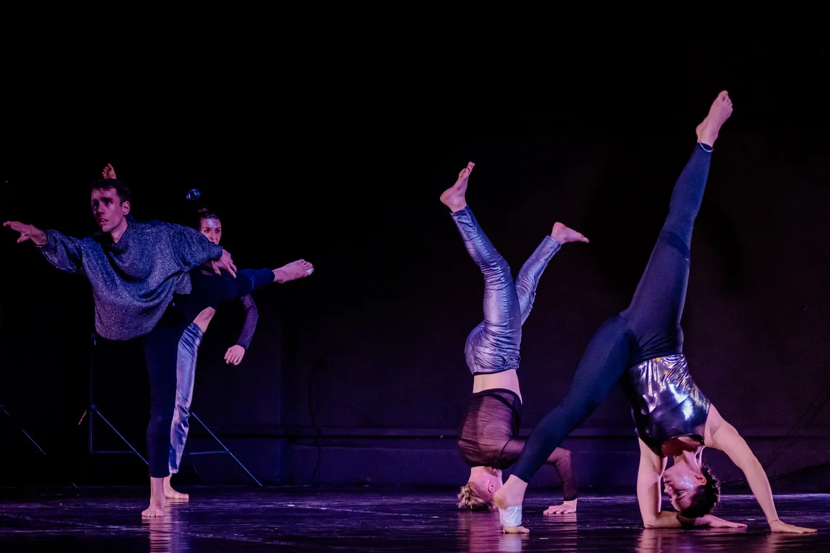 Falling Superstars | Spectacol de dans contemporan 