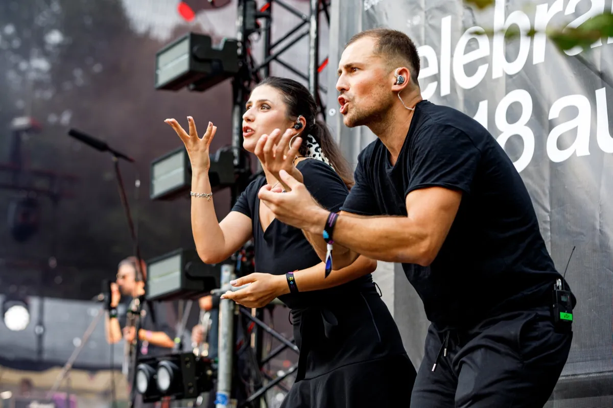 Foto: Lavinia Chitu și Denis Blidaru, interpretând în limbajul semnelor române Credit foto: Cătălin Anghel, Centrul de Proiecte