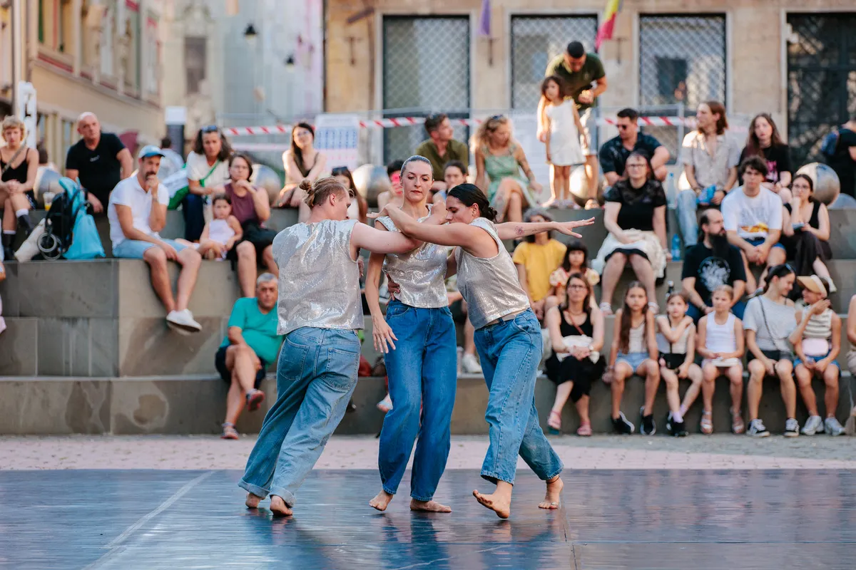 1 august 2026, în Piața Sfântul Gheorghe: Falling Superstars, spectacol, organizator: Asociația Noi Re-Creăm & Asociația Unfold Motion, credit foto: Remus Dăescu
